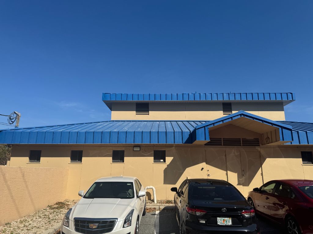 Williamsburg Vet Clinic rear — blue painted roof across all elevations before work